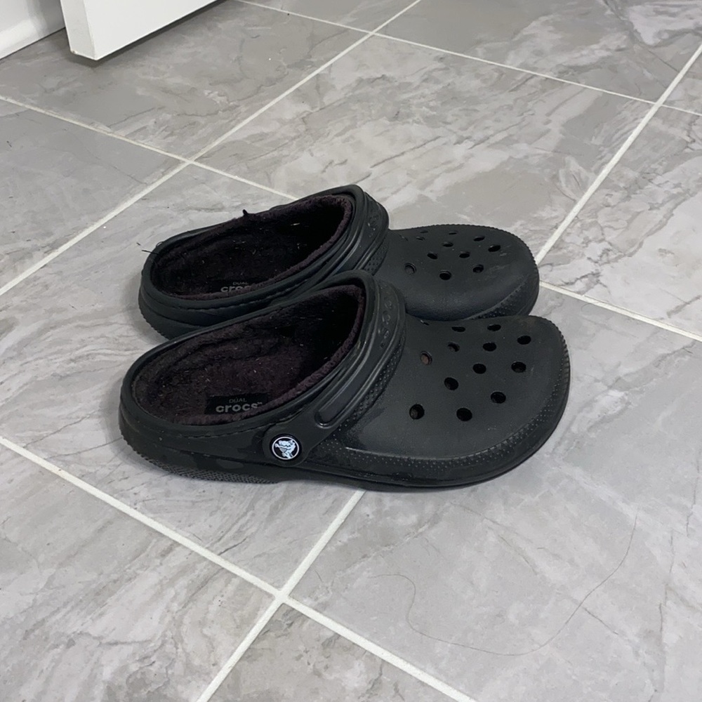 black fluffy crocs